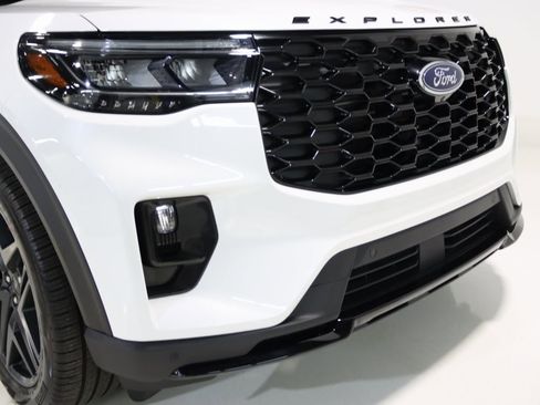 Used 2025 Ford Explorer ST-Line w/ Premium Package image 24