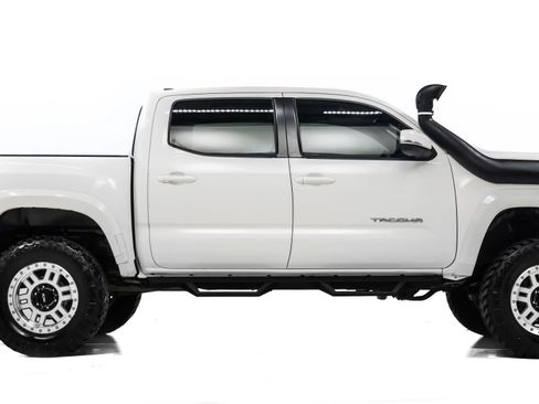 Used 2019 Toyota Tacoma TRD Sport image 6
