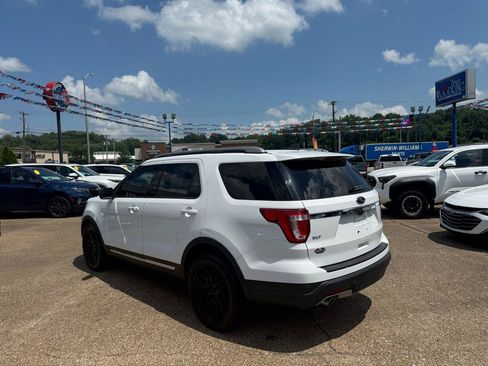 Used 2018 Ford Explorer XLT FWD image 4
