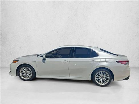 Used 2019 Toyota Camry XLE FWD image 9