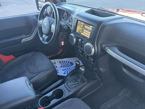 Used 2015 Jeep Wrangler Unlimited Rubicon w/ Connectivity Group image 19