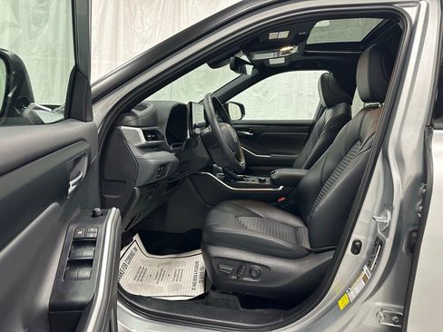Used 2025 Toyota Highlander XSE image 10