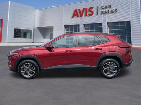 Used 2025 Chevrolet Trax LT w/ LT Convenience Package FWD image 2