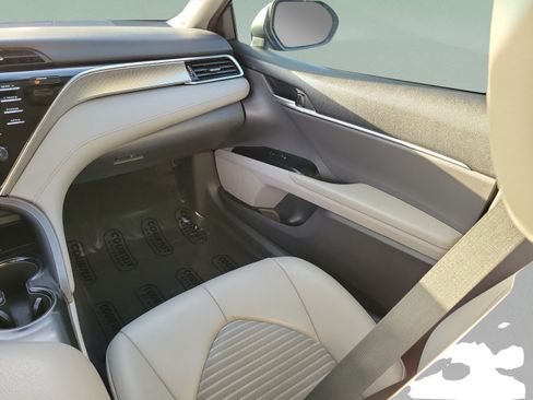 Used 2018 Toyota Camry SE w/ Convenience Package FWD image 10