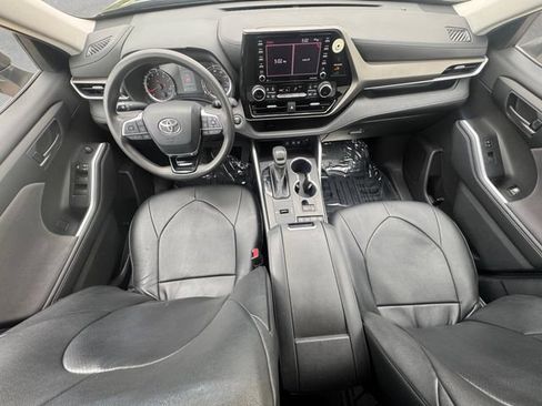Used 2021 Toyota Highlander L FWD image 20