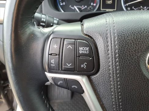 Used 2017 Toyota Highlander XLE image 28