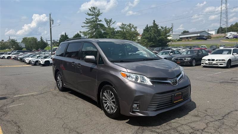 Used 2018 Toyota Sienna XLE w/ XLE Navigation Package FWD image 3