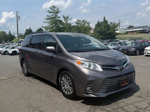 Used 2018 Toyota Sienna XLE w/ XLE Navigation Package FWD image 3