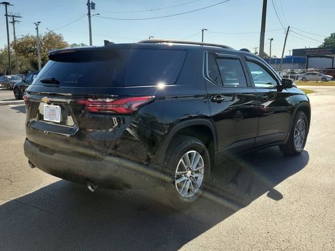 Used 2023 Chevrolet Traverse LT image 3