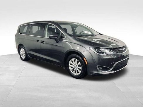 Used 2018 Chrysler Pacifica Touring Plus FWD image 3