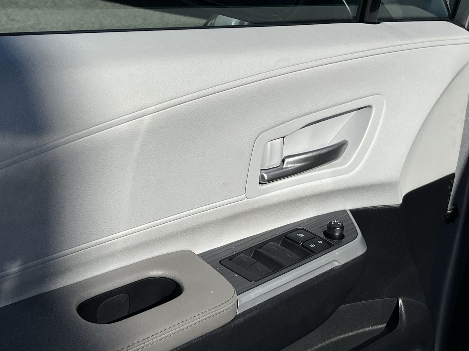 Used 2025 Toyota Sienna XLE FWD image 16
