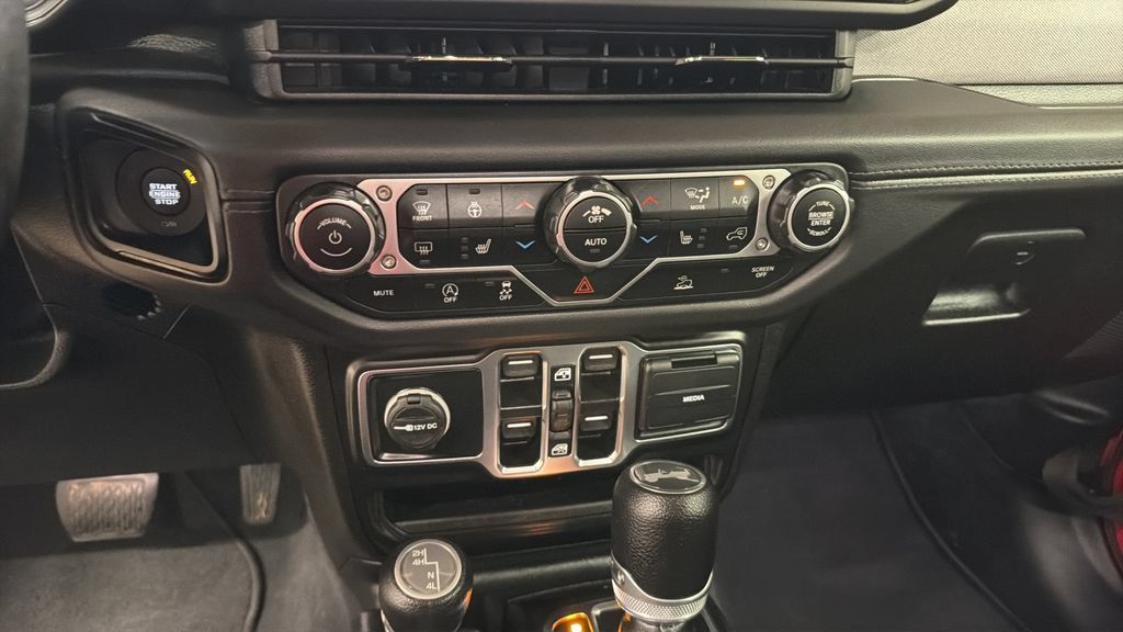 Used 2025 Jeep Wrangler Unlimited Sahara AWD/4WD image 20