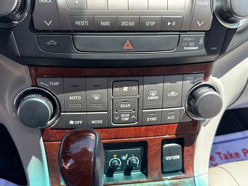 Used 2012 Toyota Highlander Limited w/ Tow Pkg AWD/4WD image 31