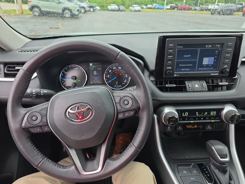 Used 2022 Toyota RAV4 XLE Premium AWD/4WD image 14
