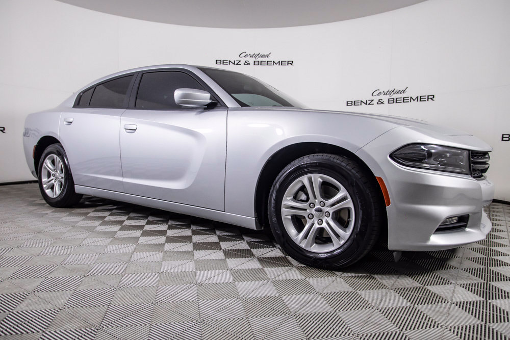 Used 2022 Dodge Charger SXT w/ Driver Convenience Group RWD image 2