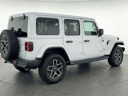 Used 2025 Jeep Wrangler Sahara image 9