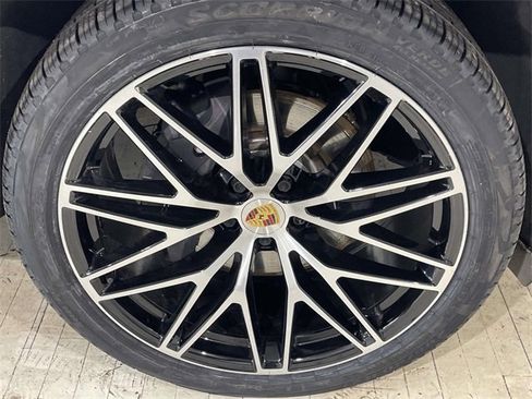 Used 2022 Porsche Macan image 14