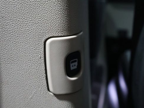 Used 2013 Chrysler Town & Country Touring image 17