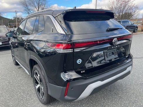 New 2025 Volkswagen Tiguan SE image 2