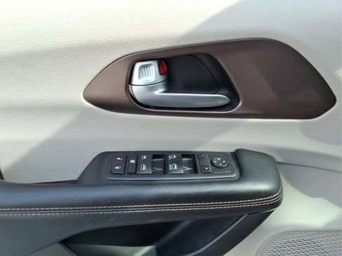 Used 2017 Chrysler Pacifica Touring-L w/ Tire & Wheel Group FWD image 13