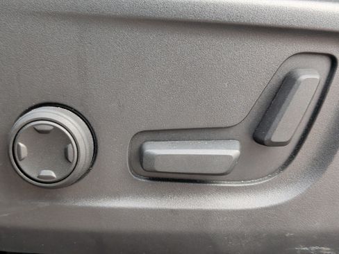 Used 2025 Volvo XC40 B5 Core image 33