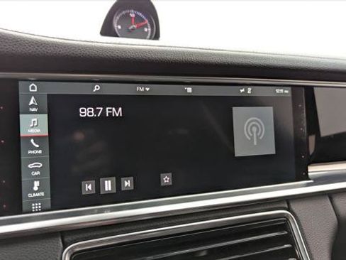 Used 2018 Porsche Panamera image 23
