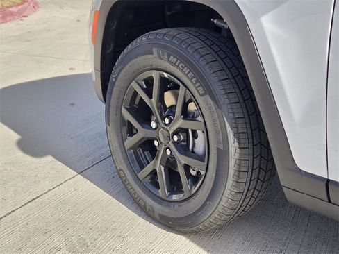 New 2025 Jeep Grand Cherokee Altitude image 5