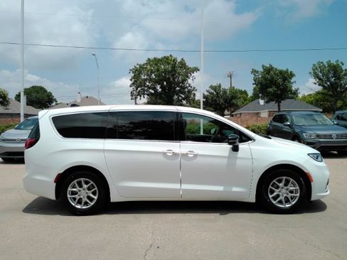 Used 2026 Chrysler Pacifica Select FWD image 5
