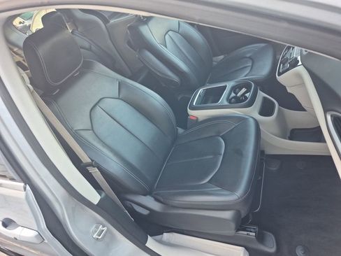Used 2024 Chrysler Pacifica Touring-L image 17