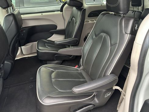 Used 2023 Chrysler Pacifica Limited FWD image 23