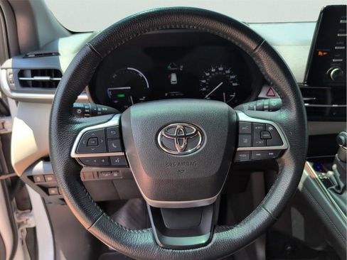 Used 2024 Toyota Sienna XLE FWD image 24