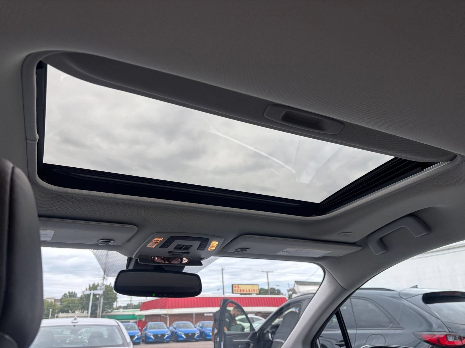Used 2025 Toyota Sienna XLE FWD image 30
