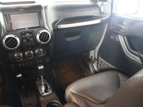 Used 2014 Jeep Wrangler Unlimited Sahara w/ Max Tow Package AWD/4WD image 30