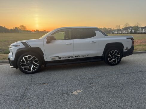 Used 2025 Chevrolet Silverado EV RST image 7