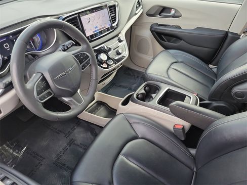 Used 2024 Chrysler Pacifica Touring-L image 4