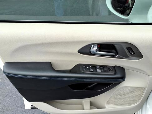 Used 2021 Chrysler Pacifica Touring-L image 17