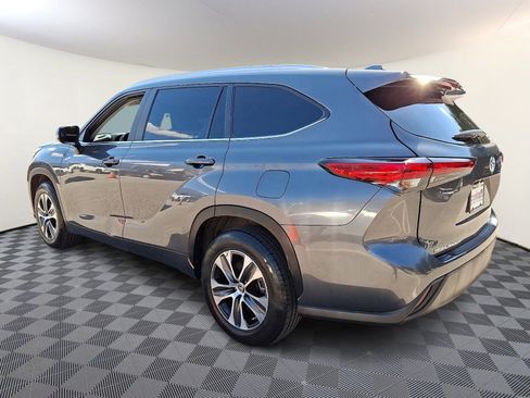 Used 2023 Toyota Highlander XLE FWD image 4