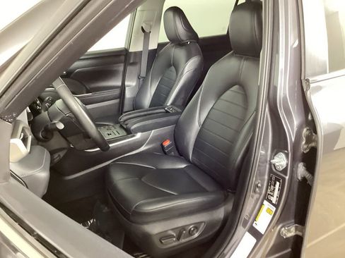 Used 2024 Toyota Highlander XLE AWD/4WD image 31