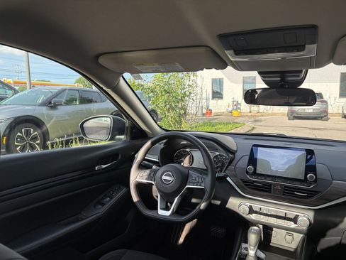 Used 2025 Nissan Altima 2.5 SV FWD image 34