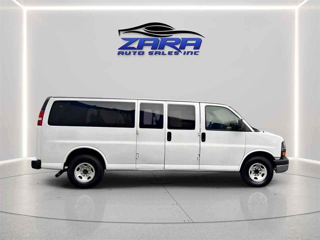 Used 2016 Chevrolet Express 3500 LT w/ LT Preferred Equipment Group RWD image 4