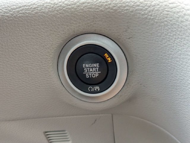 Used 2023 Chrysler Pacifica Limited FWD image 37