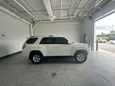 Used 2022 Toyota 4Runner SR5 AWD/4WD image 8