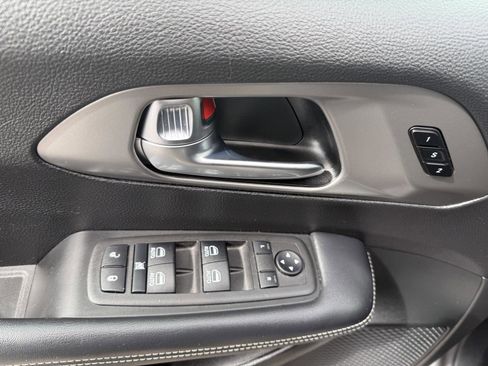 Used 2025 Chrysler Pacifica Select FWD image 19