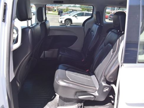 Used 2020 Chrysler Pacifica Touring-L FWD image 34
