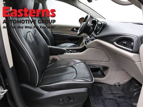 Used 2023 Chrysler Pacifica Limited FWD image 25