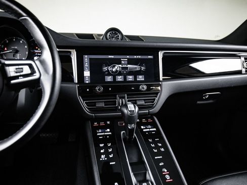 Certified 2023 Porsche Macan AWD/4WD image 19