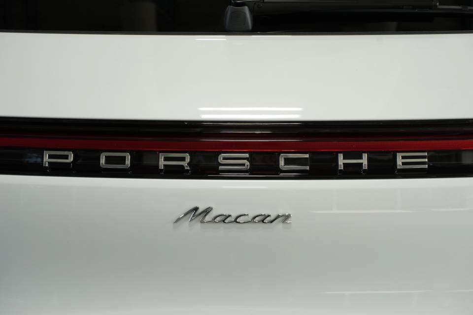 Certified 2025 Porsche Macan AWD/4WD image 38