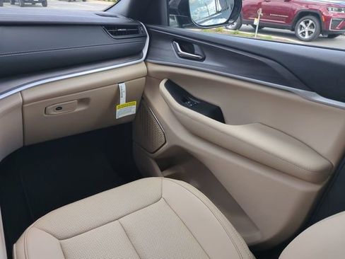 New 2026 Jeep Grand Cherokee L Limited w/ Luxury Tech Group II image 17