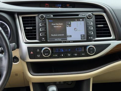 Certified 2018 Toyota Highlander Limited Platinum image 18