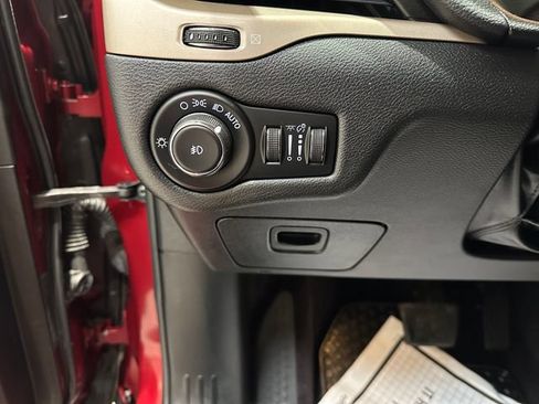Used 2017 Jeep Cherokee Latitude w/ Cold Weather Group AWD/4WD image 13